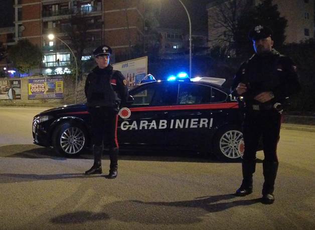 Accusa due sconosciuti di aver ferito il compagno, smascherata dai carabinieri