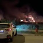 MONDRAGONE – Furgone in fiamme in pieno centro: interviene la Municipale – VIDEO