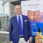 MONDRAGONE / NAPOLI – Affinamento sottomarino davanti al Castel dell’Ovo per 450 bottiglie di limoncello dell’Antica Distilleria Petrone