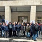 SIT-IN CONTRO I RITARDI DEL GENIO CIVILE, IN CENTINAIA TRA ARCHITETTI, INGEGNERI E GEOMETRI AL PRESIDIO DINANZI AGLI UFFICI DI VIA CESARE BATTISTI A CASERTA